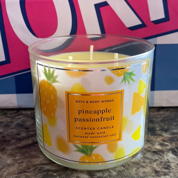 Bath & Body Works 3-Wick candles - Picture 4 of 5
